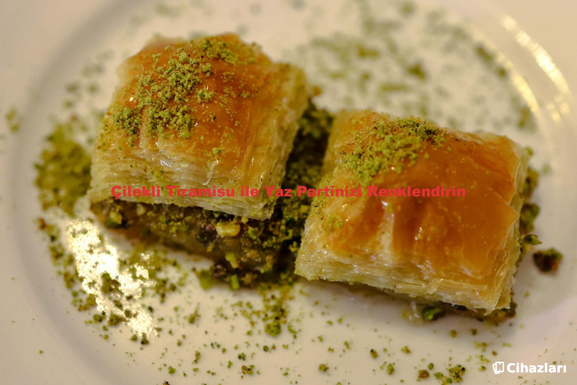 Çilekli Tiramisu ile Yaz Partinizi Renklendirin